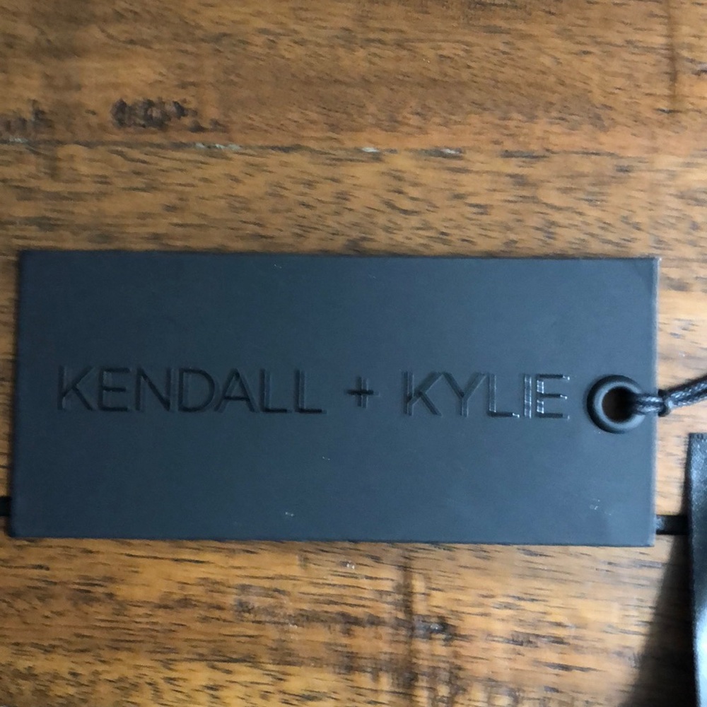 Kendall + Kylie Key Chain - Picture 4 of 8